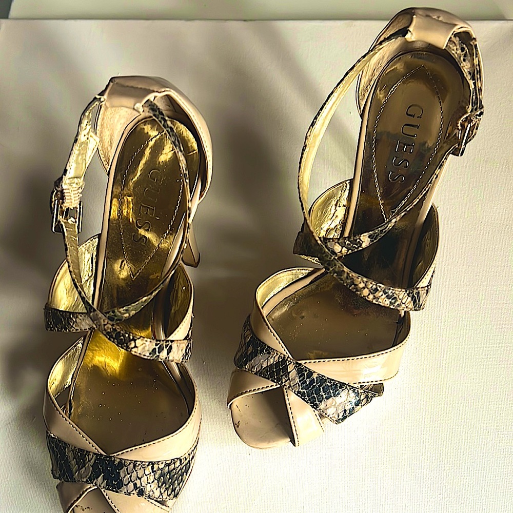 Guess/snake print and cream/Tan (The size is 6 1/2) I